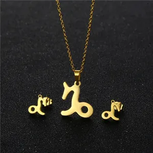Dettaglio del set collana e orecchini costellazione Capricorno dorato su sfondo nero