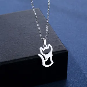 Collana con ciondolo a gatto in argento minimalista su una scatola per gioielli