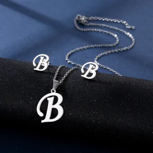 Schmuckset aus poliertem Edelstahl mit Halskette und Ohrringen im Buchstaben B Design