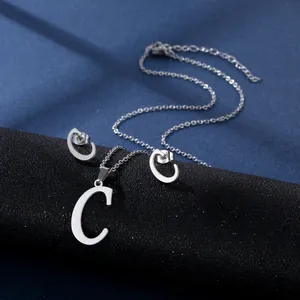 Poliertes silbernes Schmuckset mit Buchstaben-C-Anhänger-Halskette und passenden Ohrsteckern