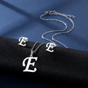 Detailansicht der polierten Edelstahl-Halskette und Ohrringe mit kursivem Buchstaben E