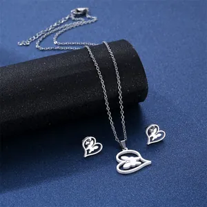 Conjunto de joyas de acero inoxidable con colgante de corazón mariposa y pendientes