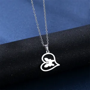 Collar de acero inoxidable pulido con un diseño de colgante de corazón y mariposa calada