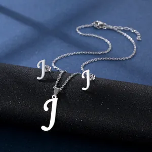 Poliertes Silber-Set aus Halskette und Ohrsteckern mit Buchstabe J auf dunklem Ständer