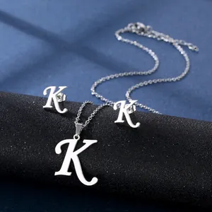 Details zum polierten silbernen Schmuckset mit K-Halskette und Ohrsteckern aus Edelstahl