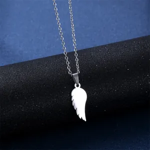 Collana con ciondolo ad ala in acciaio inossidabile lucido e catena sottile su base scura