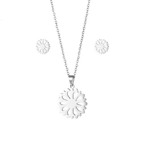 Set minimalista con collana e orecchini a fiore traforato in acciaio inox lucido