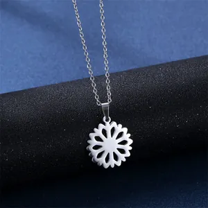 Collana minimalista in argento con pendente a fiore traforato in acciaio inossidabile