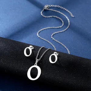 Edelstahl Schmuckset mit Buchstaben O Anhänger Halskette und passenden Ohrsteckern