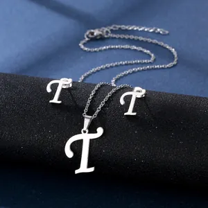 Detailansicht von poliertem Silber Alphabet Buchstabe T Halskette und Ohrstecker Set auf Display