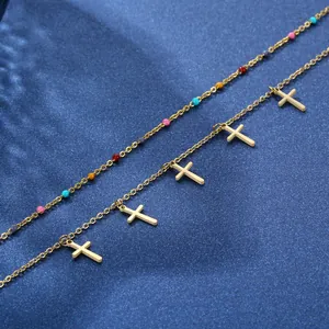 Collier doré double épaisseur avec perles colorées et cinq petits pendentifs croix