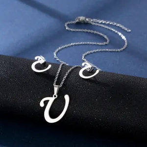 Detailansicht der silbernen Edelstahlkette und Ohrstecker mit dem Buchstaben U Set