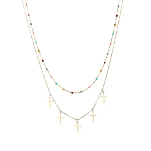 Collier double couche doré avec perles colorées et cinq pendentifs en forme de croix
