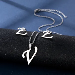 Detail von silbernem Schmuckset aus Edelstahl mit V-Halskette und Z-Ohrsteckern