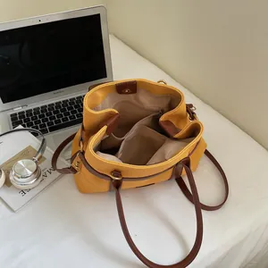 Borsa tote in tela gialla con finiture in pelle marrone e scomparti interni organizzati