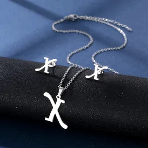 Poliertes Set aus Edelstahl-Halskette und Ohrsteckern mit Buchstabe X auf Display
