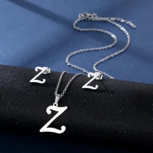 Makroaufnahme von poliertem Silber Buchstaben Z Halskette und passende Ohrstecker Set