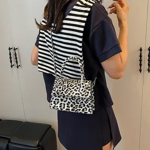 Λεπτομέρεια από trendy μίνι τσάντα χιαστί με ασπρόμαυρο λεοπάρ σχέδιο και λαβές