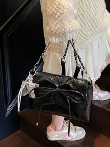 Modische schwarze Lackleder Umhängetasche mit großer Schleife und Silberkette