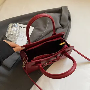 Vue de dessus d'un grand cabas bordeaux avec structure interne zippée et texture cuir mat
