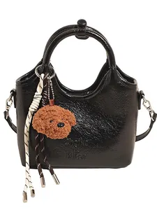 Borsa a mano nera lucida plissettata con manico e ciondolo a forma di barboncino