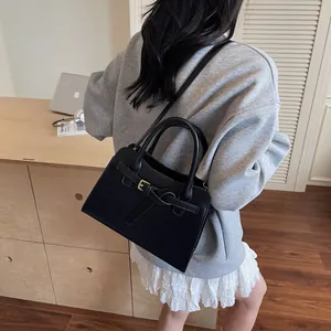 Sac à bandoulière en cuir noir classique avec détail de nœud et poignée supérieure