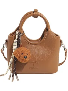 Borsa a secchiello marrone con ciondolo a orsetto e nappine per donna 2025