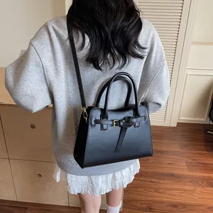 Vue de dos d'un mannequin portant un sac cabas noir minimaliste avec anses rondes