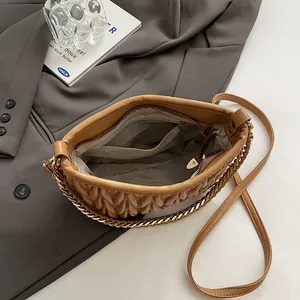Détail de l'intérieur d'un sac seau plissé kaki avec doublure et chaîne dorée