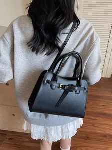 Sac fourre-tout classique en cuir noir pour femmes avec finitions dorées
