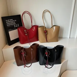 Borse tote chic in pelle cerata nei colori rosso, beige, marrone e nero con ciondoli