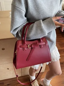Sac fourre-tout élégant en cuir rouge vin avec boucle dorée et bandoulière réglable