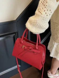 Sac fourre-tout en cuir rouge foncé pour femme avec boucle dorée et bandoulière
