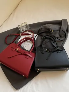 Grand sac cabas pratique en similicuir bordeaux et noir avec poignées supérieures