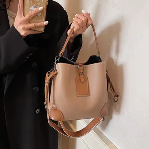 Vue détaillée de la texture grainée de ce sac seau élégant avec bandoulière tissée