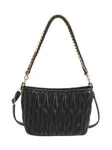 Sac seau noir minimaliste avec plis verticaux et bandoulière chaîne dorée