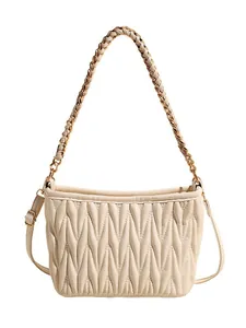 Sac seau chic crème avec texture plissée matelassée et doubles bandoulières en cuir