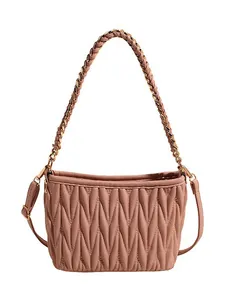 Sac seau rose poudré chic avec cuir matelassé et bandoulière chaîne pour femme