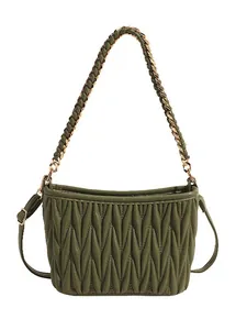 Sac seau minimaliste vert olive avec matelassage plissé et bandoulière chaîne