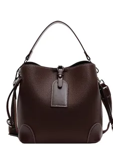 Sac seau marron foncé avec grain de litchi et bandoulière large en cuir élégant