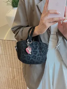 Borsa leopardata vintage con ciondolo a cuore rosa mostrata in un selfie allo specchio