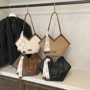 Détails des sacs cabas tissés en quatre coloris avec rubans décoratifs de mode