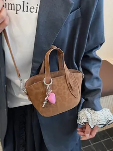 Borsa a tracolla marrone con motivo leopardato, ciondolo a cuore rosa e manici