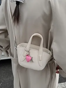 Mini borsa tote beige minimalista con ciondolo a cuore rosa e tracolla regolabile