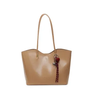 Grande borsa tote da donna in pelle cerata kaki con ciondolo a cuore e spalline sottili
