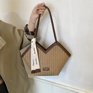 Détail du tissage en cuir du cabas marron avec design élégant d'ouverture en forme de V