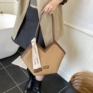 Détails du sac cabas tissé kaki avec ruban en tissu élégant et logo vintage carré