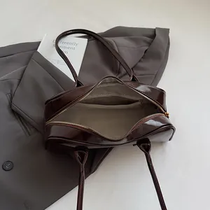 Draufsicht der dunkelbraunen Lackleder-Boston-Tasche mit geräumigem Innenraum und Reißverschluss