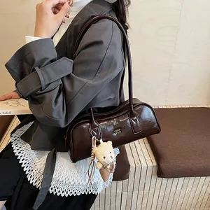 Schicke dunkelbraune Achseltasche aus Kunstleder mit Teddybär-Anhänger und Schultergurt