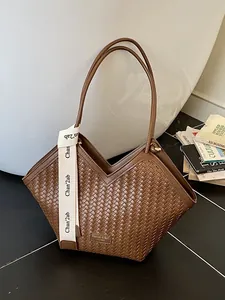 Sac Fourre-tout de Grande Capacité en Cuir PU Tissé pour Femmes Mode Ouverture en V Sac à Épaule Avec Ruban de Lettres Chic